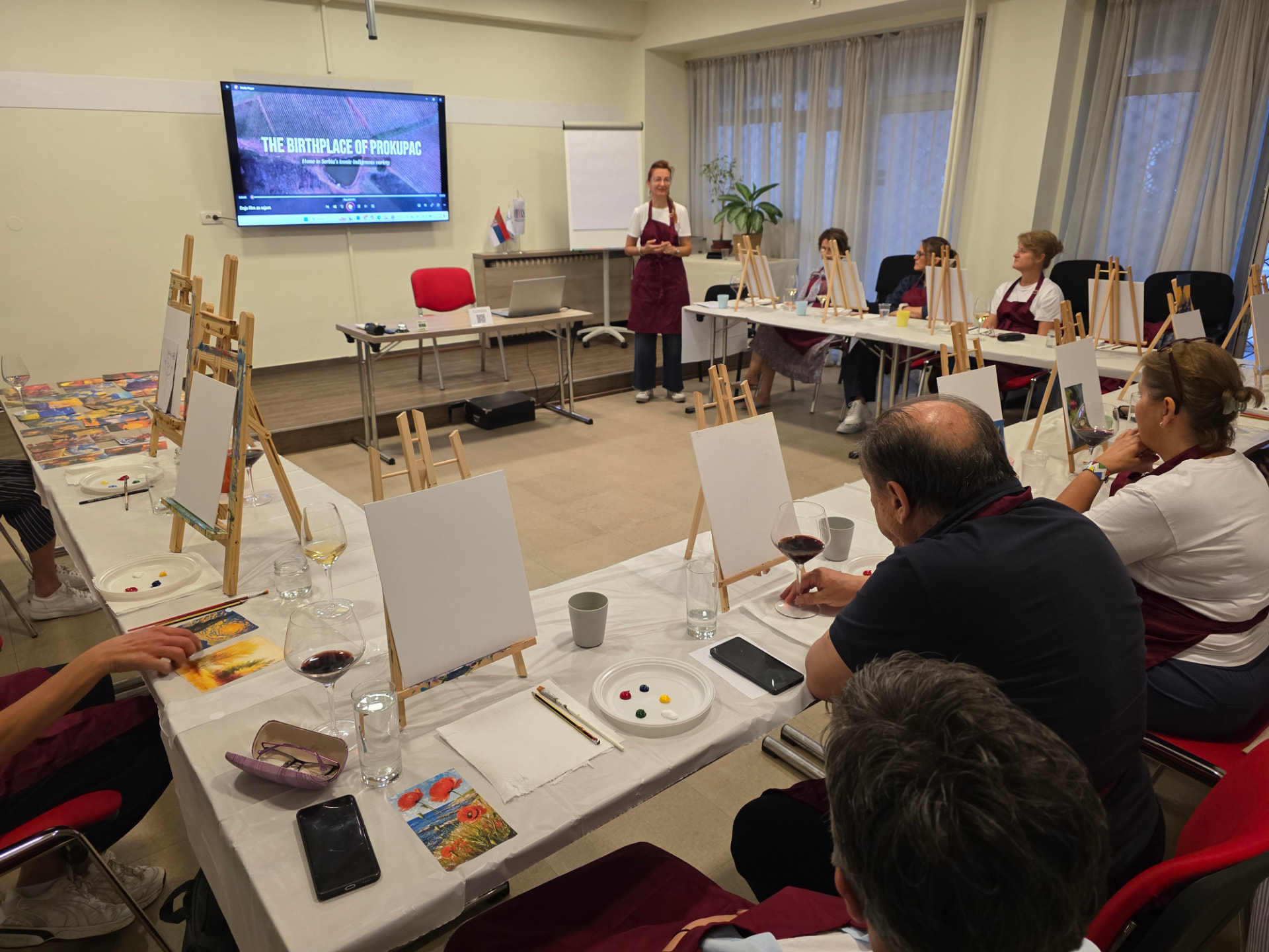 Učesnici Art Brush Experience radionice za slikarskim štafelajima